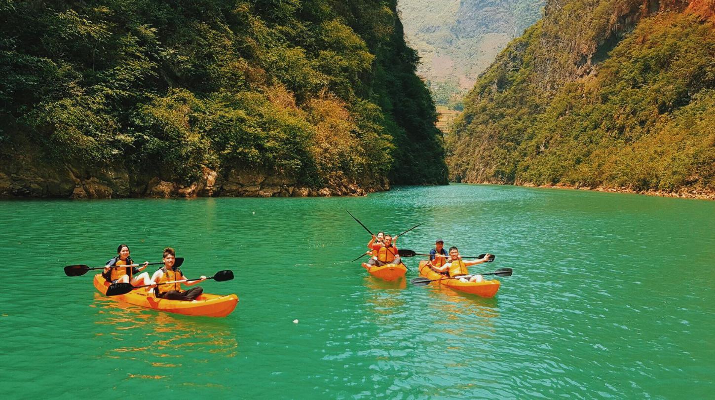 Trải nghiệm trèo thuyền kayak trên sông Nho Quế