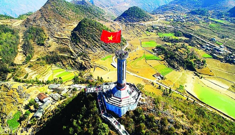 Cảnh đẹp Hà Giang tại cột cờ Lũng Cú