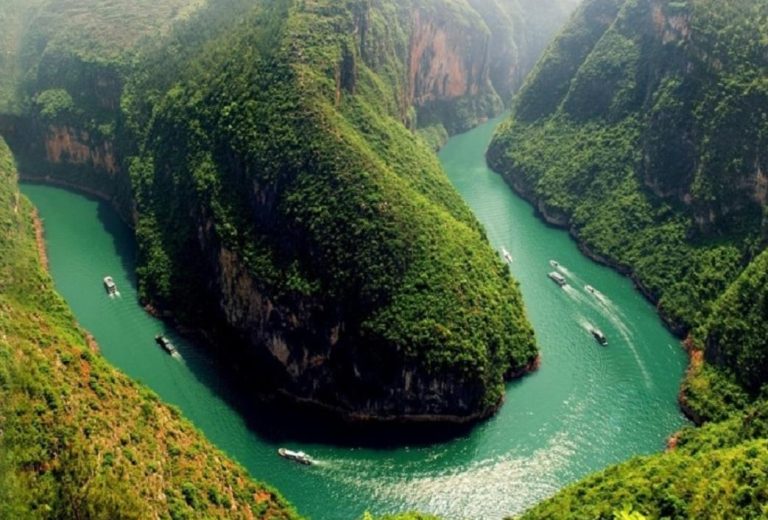 Dòng sông Nho Quế xanh rì