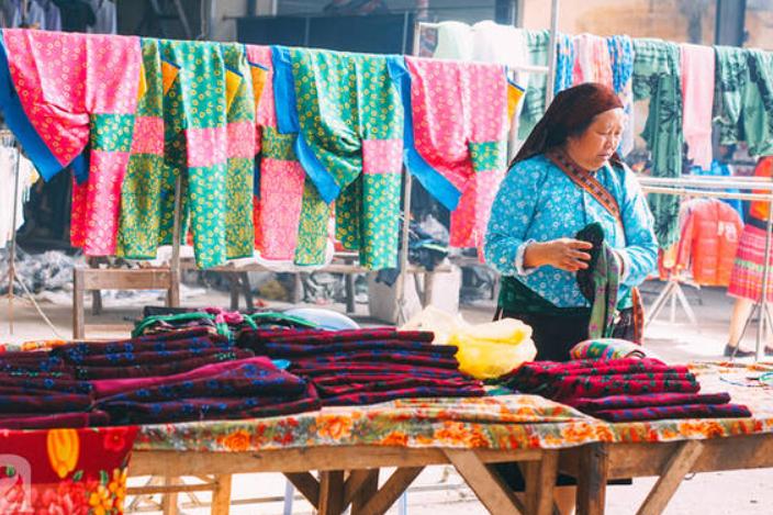 Trang phục thổ cẩm truyền thống được bày bán khắp chợ