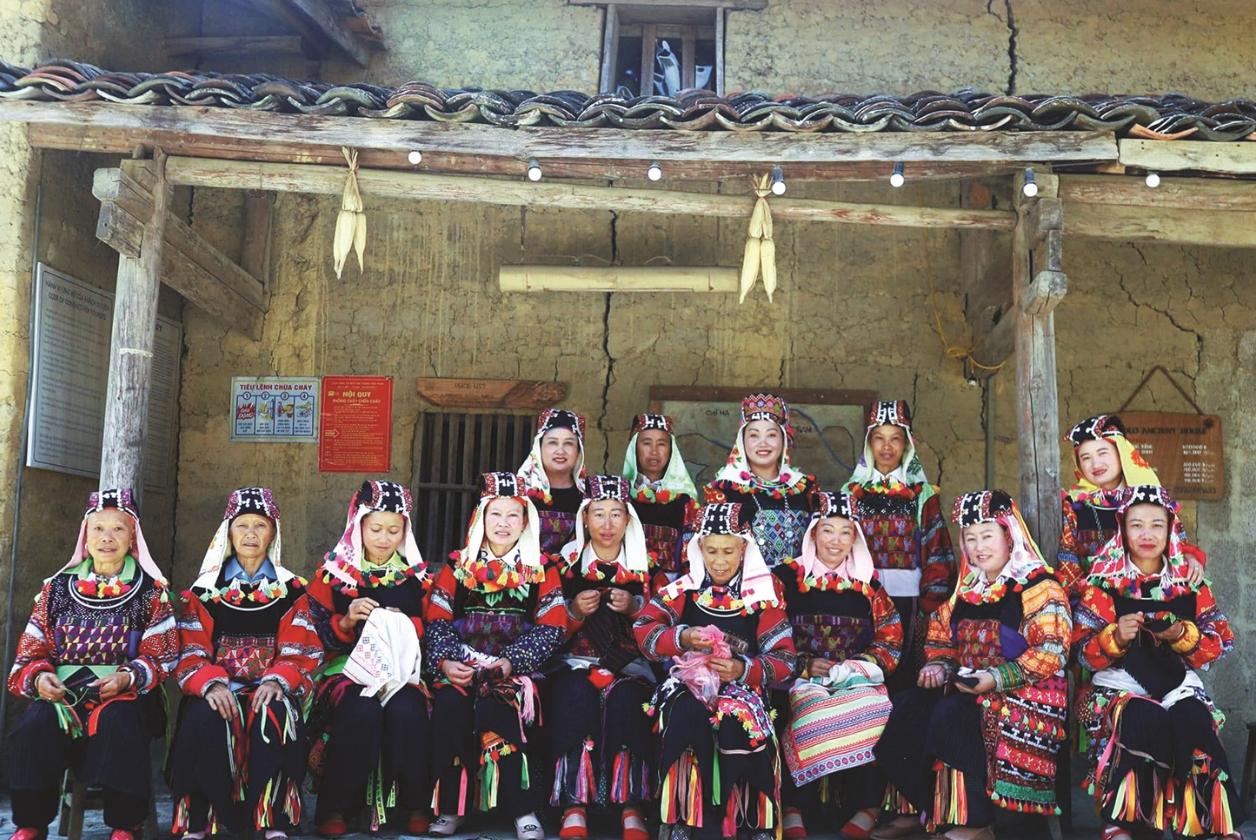 Trang phục truyền thống của làng Lô Lô Chải