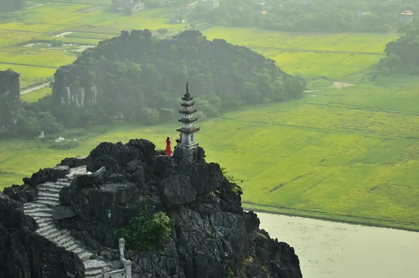 Hang Múa Ninh Bình nằm trên ngọn núi Ngọa Long hùng vĩ