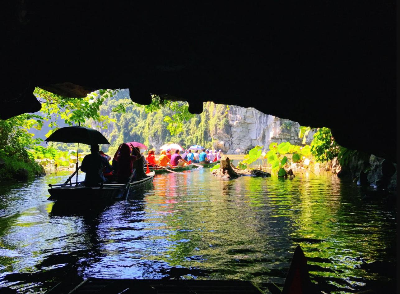 Hang sáng động tối