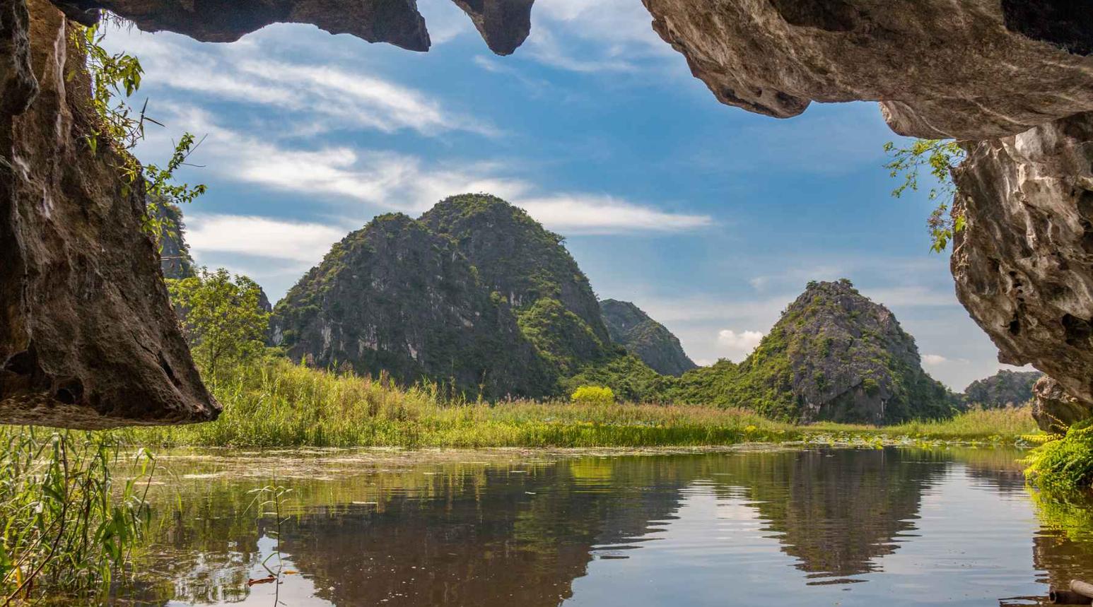 Đầm Vân Long Ninh Bình cách Hà Nội khoảng 80km