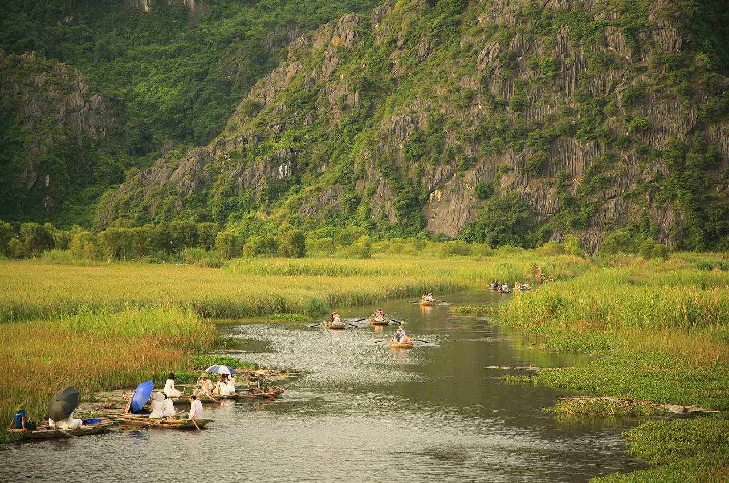 Chèo thuyền trên hồ Vân Long