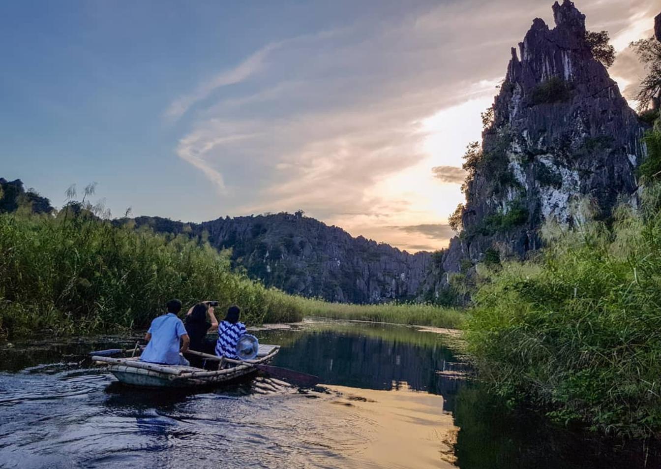 Ngắm hoàng hôn tại đầm Vân Long