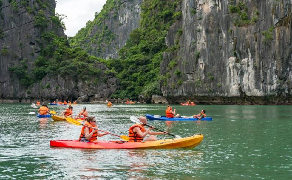 Thỏa sức chèo thuyền kayak trải nghiệm tại Tràng An