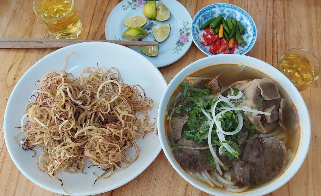 Bún bò Đà Lạt Vy Vy đầy ắp topping cực hấp dẫn