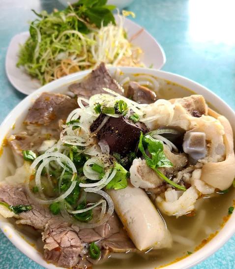 Bún bò Đà Lạt Sơn đầy ụ topping, ăn là mê