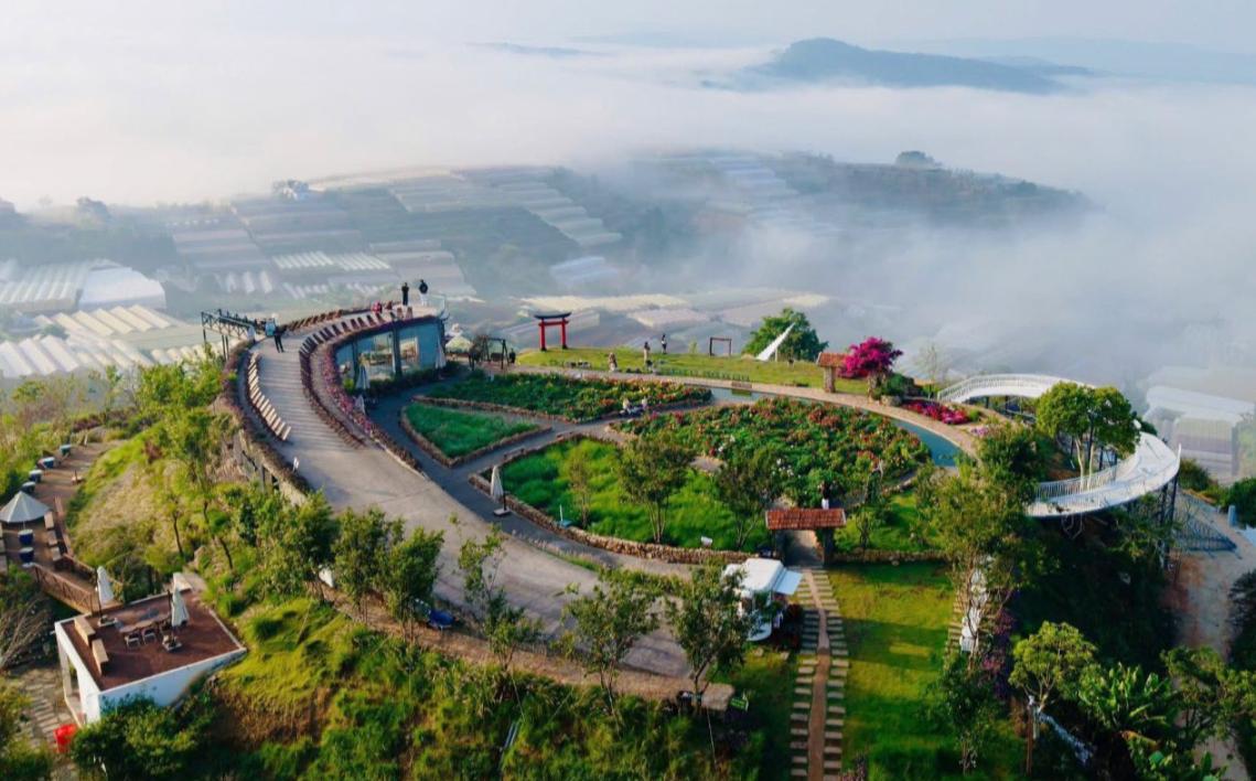Chuyện Của Nắng Đà Lạt là quán cà phê nằm trên một ngọn đồi nhỏ, không quá xa trung tâm