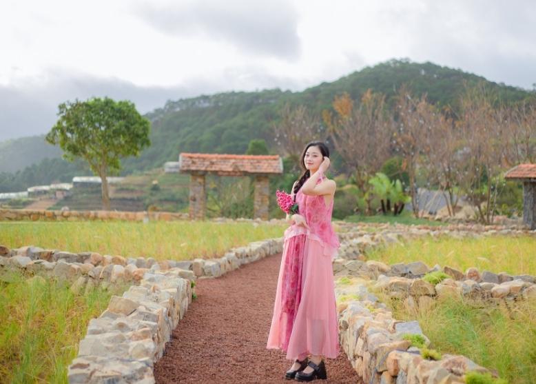 Chuyện của Nắng đích thực là thiên đường cho những tín đồ mê chụp ảnh nên luôn đông đúc người ghé đến dù sáng sớm hay chiều tà