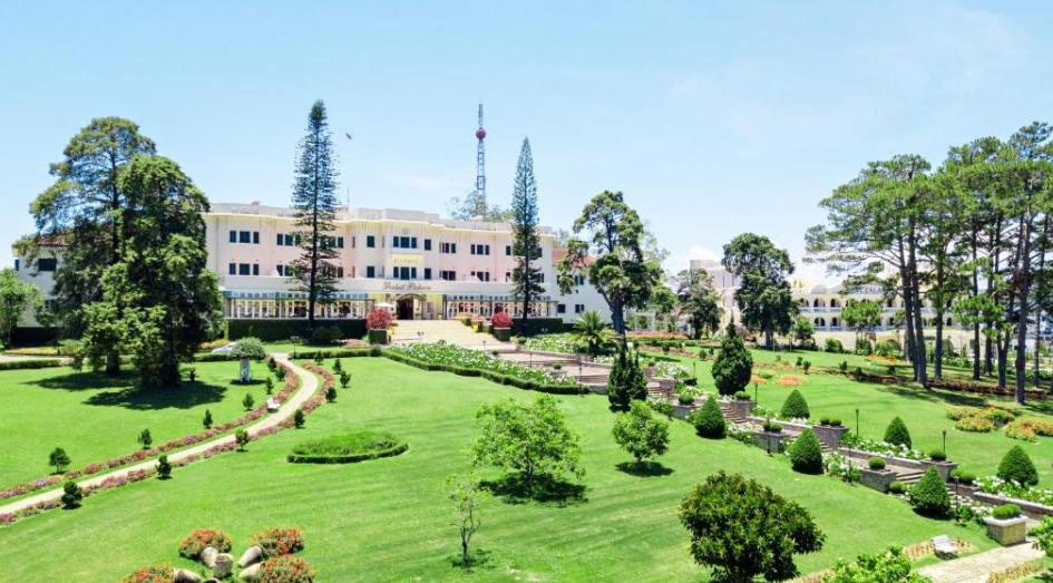 Không gian bên ngoài khách sạn Đà Lạt Palace