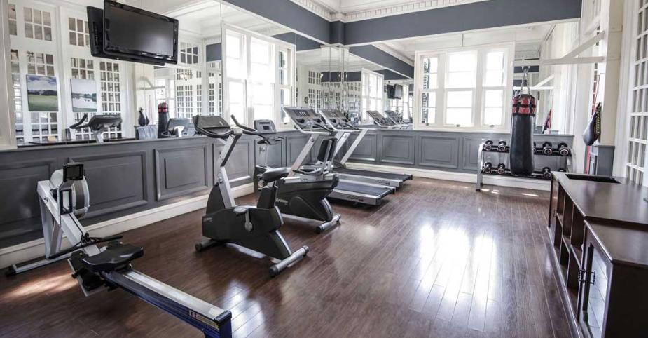 Phòng tập gym đầy đủ máy móc thiết bị hỗ trợ