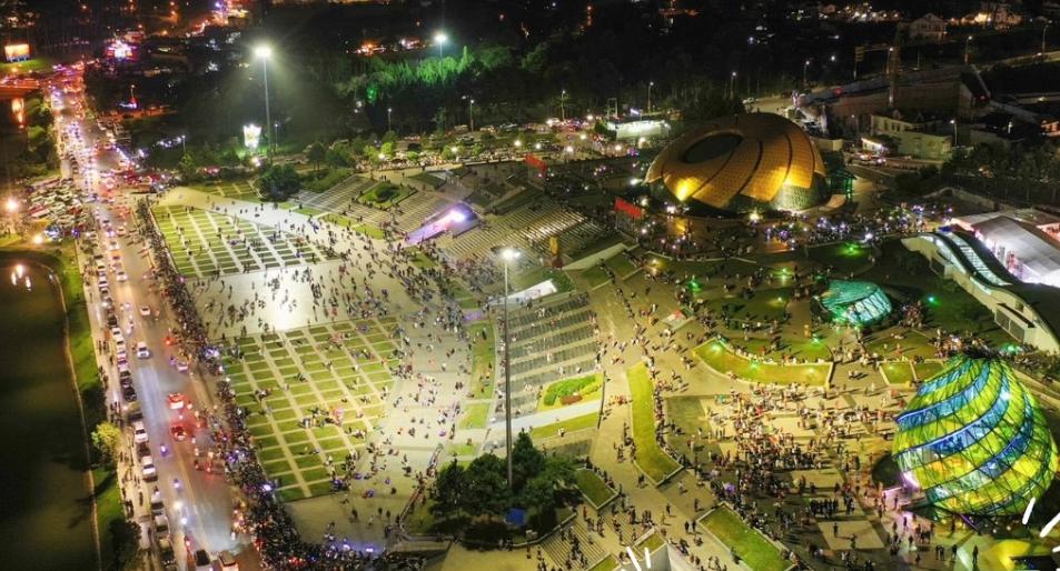 "Biển người" tại quảng trường Đà Lạt về đêm