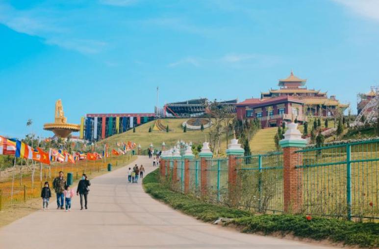 Đường đi dẫn vào tâm điểm của Samten Hills Đà Lạt