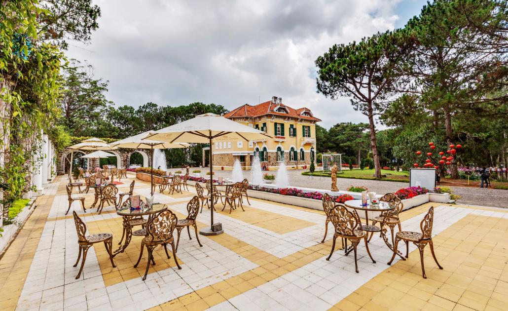 Khuôn viên Dinh 1 Đà Lạt rộng rãi và thoáng mát