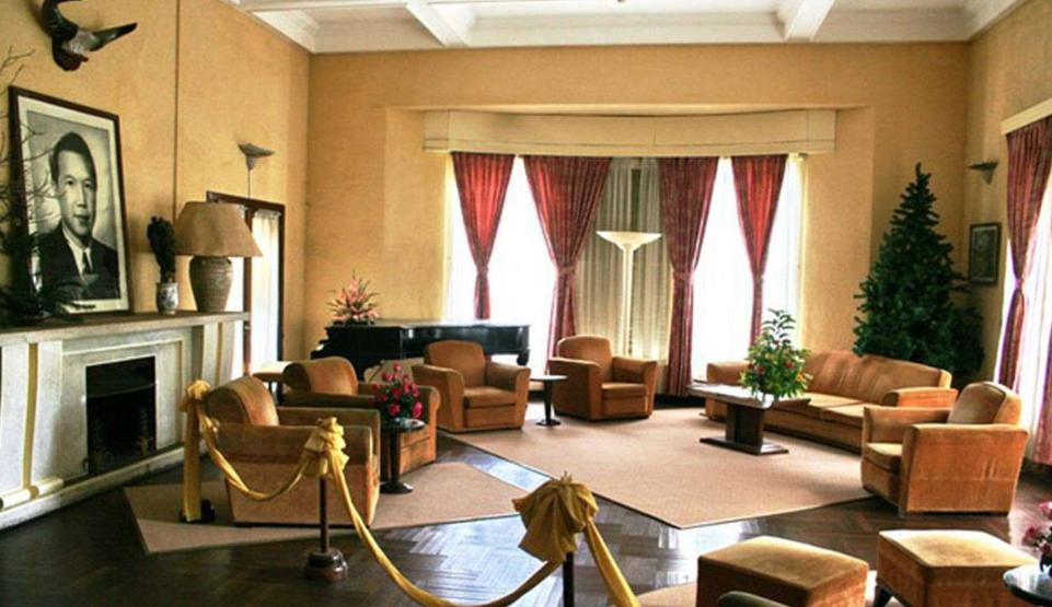Khi vào bên trong Dinh Bảo Đại, du khách không nên tự ý chạm tay vào các hiện vật 