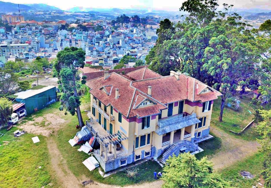 Toàn bộ khung cảnh bên ngoài Dinh tỉnh trưởng Đà Lạt