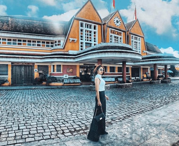 Phía trước cổng ga