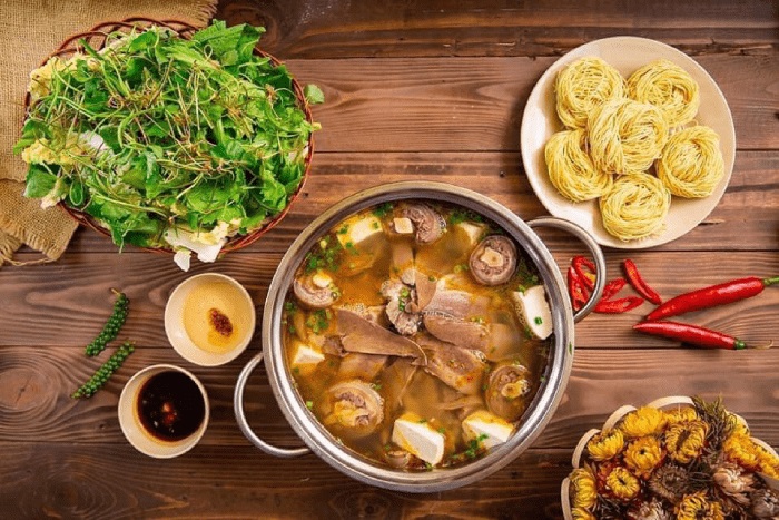 Thưởng thức lẩu bò nóng hổi là một trải nghiệm vô cùng thú vị