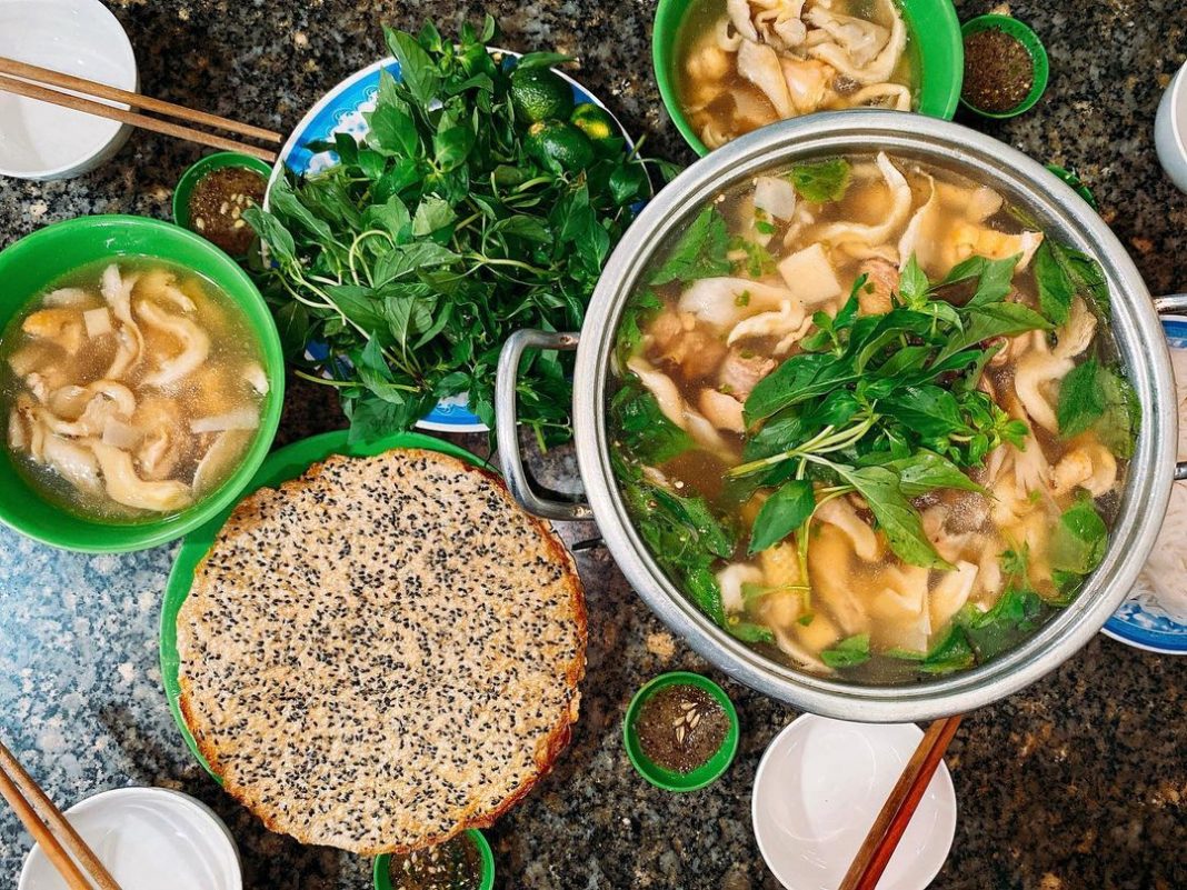 Thưởng thức nồi lẩu gà lá ẻ nóng hội khi đến Đà Lạt tháng 4