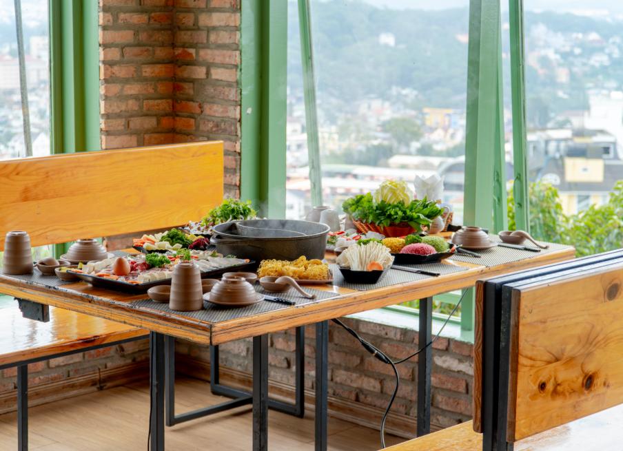 Nhà hàng Léguda buffet rau Đà Lạt nổi tiếng với nguyên liệu tươi ngon, đa dạng