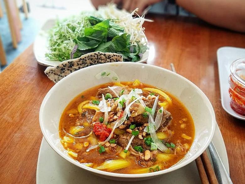 Mì Quảng Xuân An hấp dẫn thực khách bởi vị nước lèo đậm đà và thịt thấm vị ngon miệng