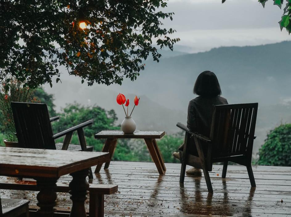 Ngắm mưa tại các quán cafe xinh xinh ở Đà Lạt cũng là một trải nghiệm không tệ