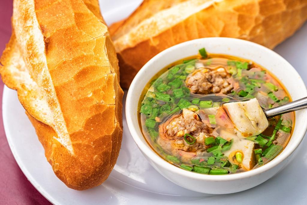 Bánh mì xíu mại thơm ngon, giòn rụm