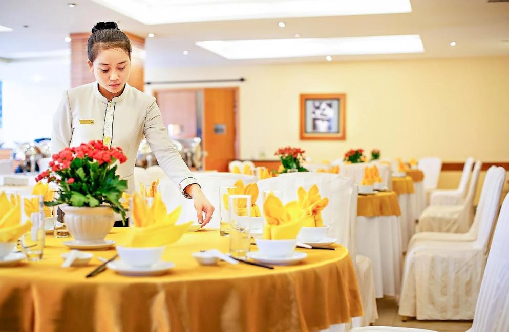Nhà hàng sang trọng bên trong khách sạn Mường Thanh Đà Lạt