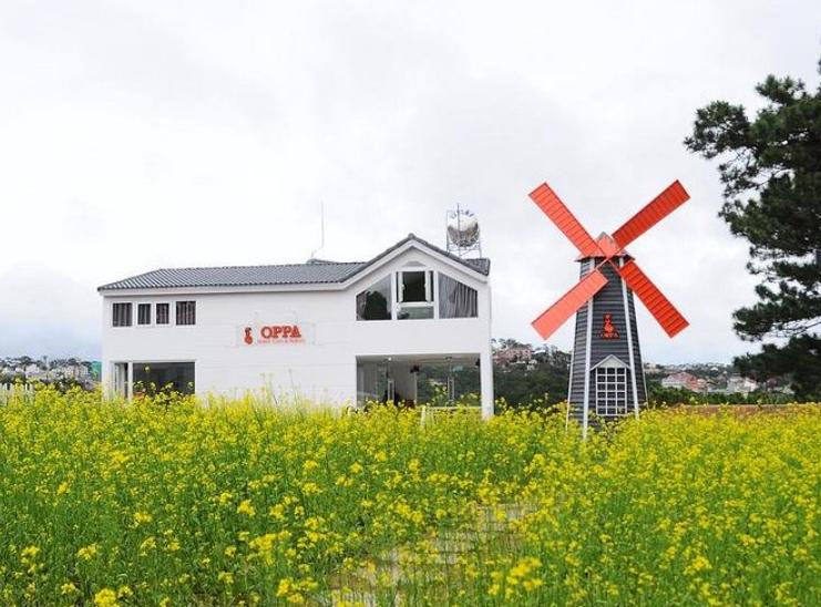 Toàn cảnh phía trước Oppa Hotel Đà Lạt