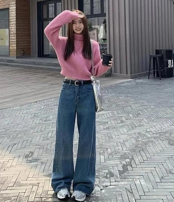 Áo phông phối cùng quần jeans ống rộng cực kỳ thoải mái nhưng cũng không kém phần phong cách