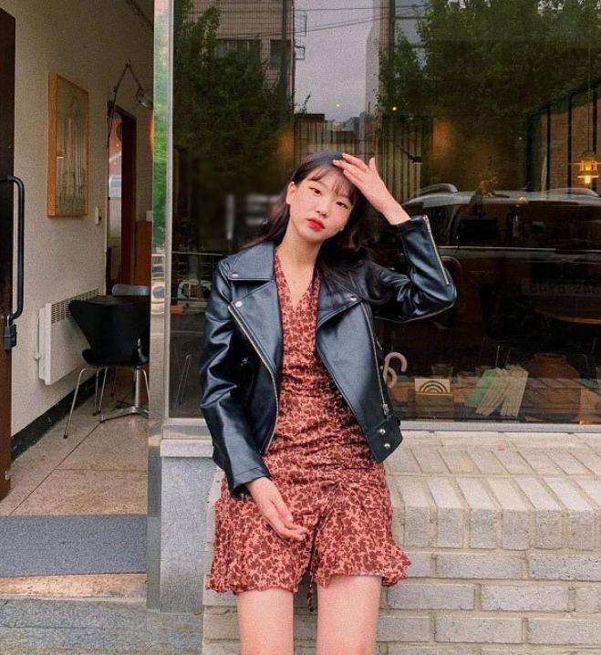 Váy hoa mix cùng áo khoác da lộn và boot cao cổ cực "cool ngầu"