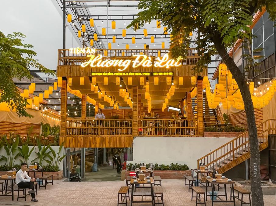 Hương Quán với không gian rộng lớn, menu đa dạng