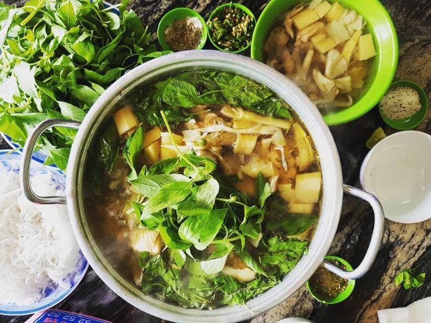 Lẩu gà lá é Tao Ngộ ú nụ topping