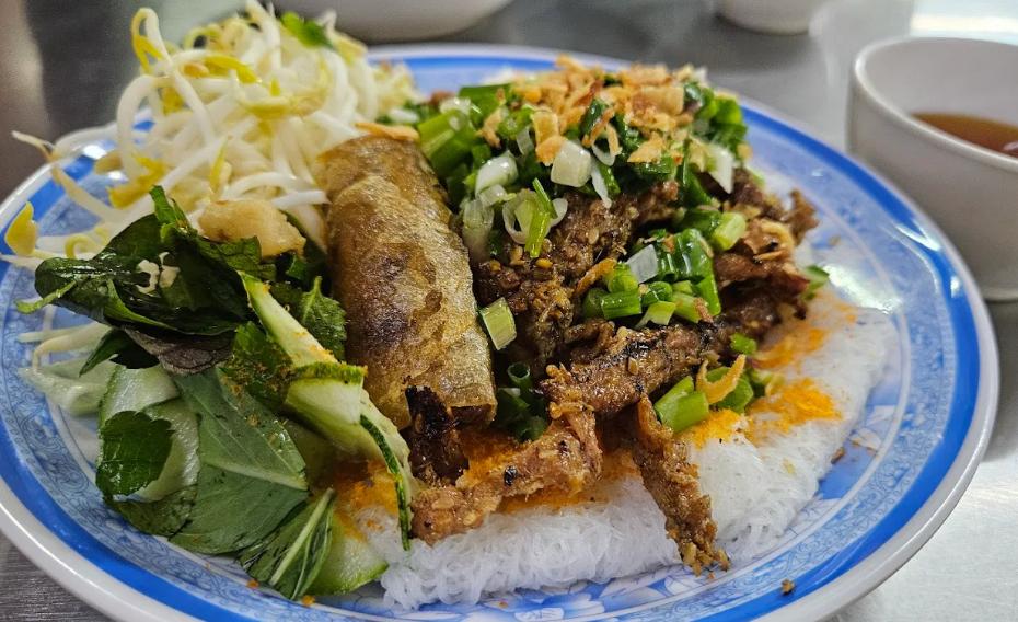 Bún thịt nướng Liên ngon, giá cả phải chăng