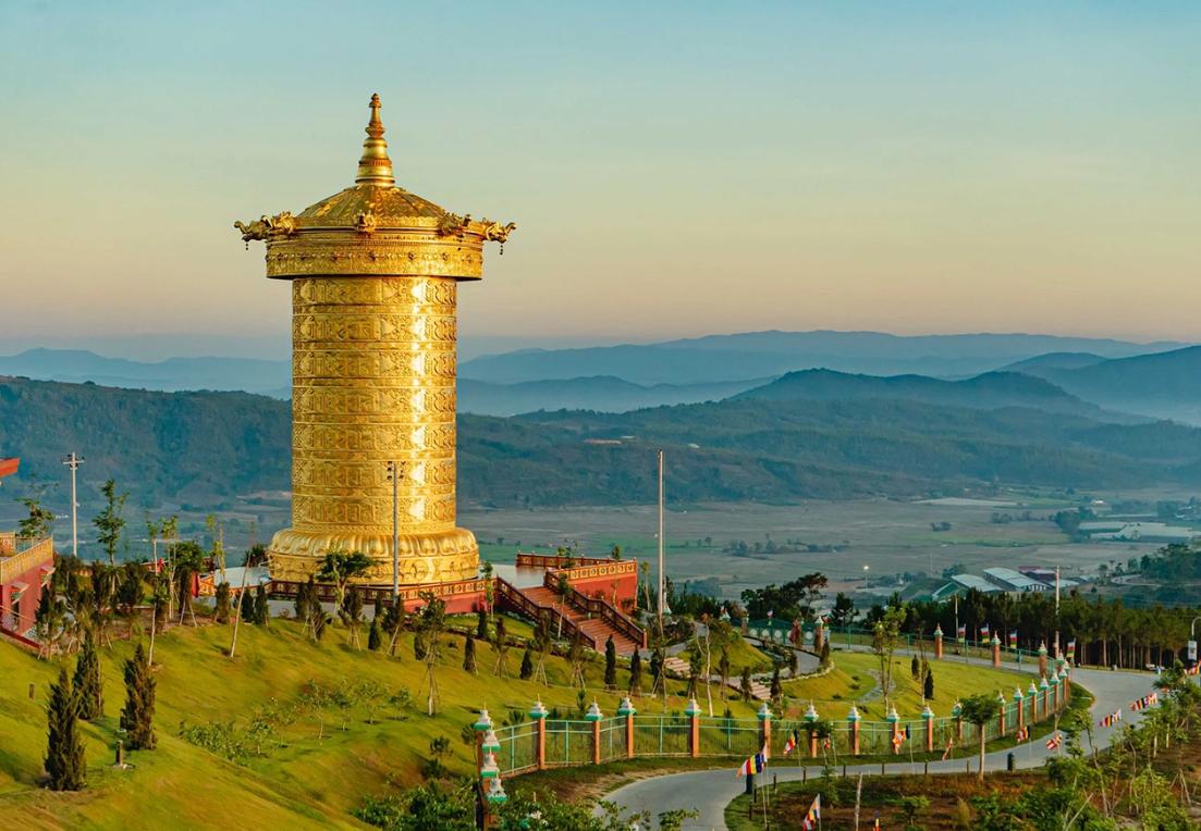 Đại Bảo tháp Kinh Luân sừng sững giữa những ngọn đồi ở Đơn Dương