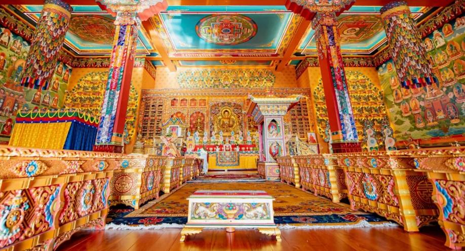 Nhà trưng bày với tượng của Đức Thích Ca Mâu Ni