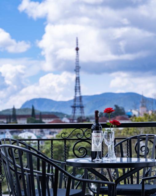 Bạn có thể đến quầy bar hoặc chọn dịch vụ thư giãn ngay tại phòng