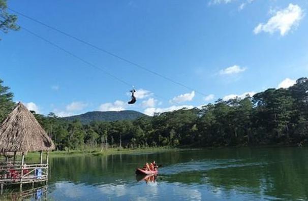 Trải nghiệm zipline kết hợp ngắm cảnh tại Khu du lịch hồ Tuyền Lâm