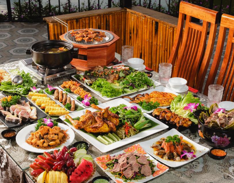 Bàn ăn thịnh soạn chuyên các món đặc sản đậm chất Tây Nguyên