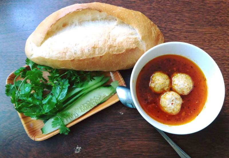 Bánh mì xíu mại Bà Năm