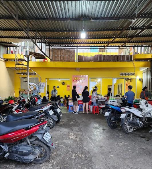 Bánh mì xíu mại Bé Linh luôn tấp nập khách ra vô