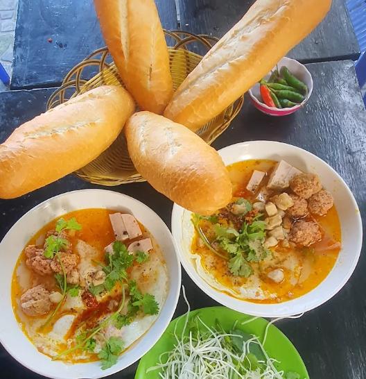 Bánh mì xíu mại chén Gia Phúc