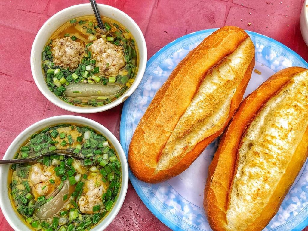 Thưởng thức món bánh mì xíu mại siêu ngon khi đến Đà Lạt tháng 12