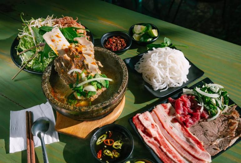 Bún bò thố đá Hoa Dó & Coffee