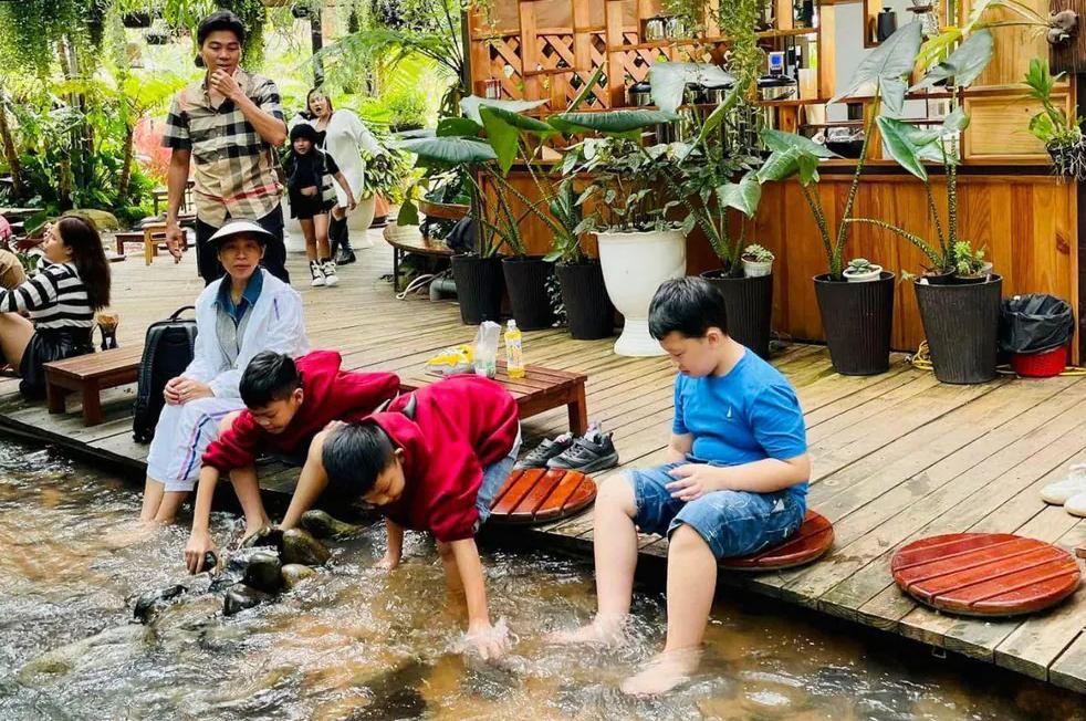 Ngâm chân dưới dòng suối mát lạnh