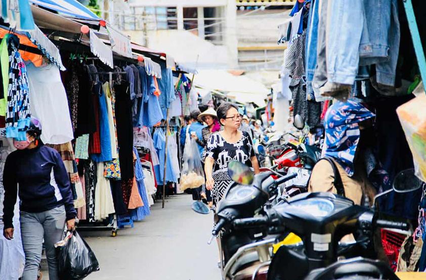 Các sạp quần áo đa dạng mẫu mã