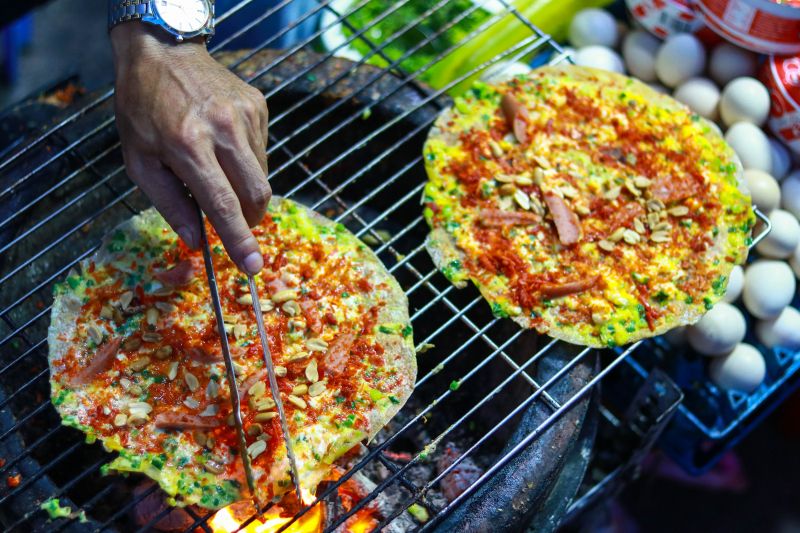 Dạo chợ đêm và thưởng thức bánh tráng nướng nóng hổi