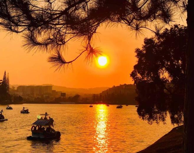 Ngắm hoàng hôn tại Hồ Xuân Hương